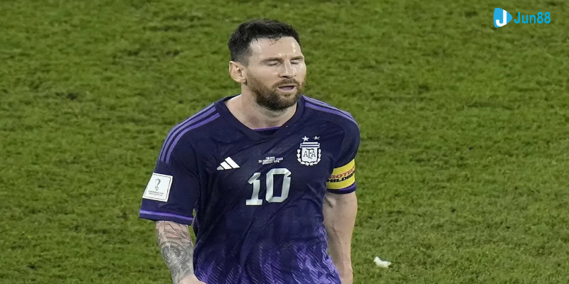 Messi sút hỏng phạt đền trong hiệp 1 Ba Lan vs Argentina